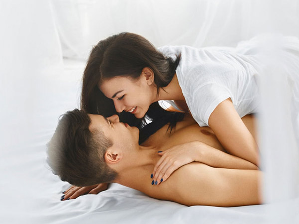 Nâng ngực xong, bao lâu thì vợ chồng “gần gũi” được?