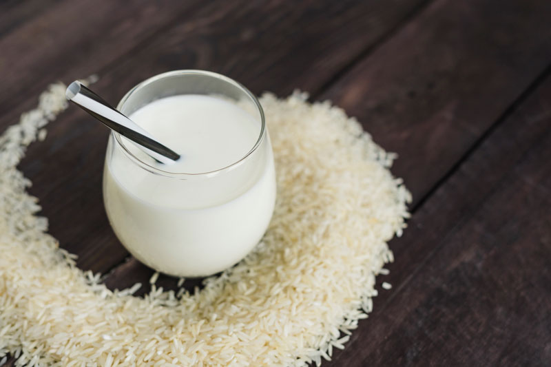 mẹ có thể thêm sữa gạo vào khẩu phần ăn uống mỗi ngày để hồi phục sức khỏe sau sảy thai.