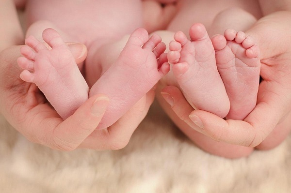 Sinh đôi cùng trứng là hiện tượng 2 em bé chung ngoại hình và giới tính