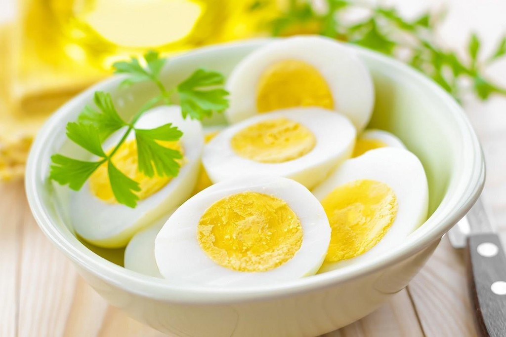 trứng sẽ làm cho nhiệt lượng cơ thể tăng lên không phát tán ra ngoài được, do vậy sốt càng cao và rất lâu khỏi