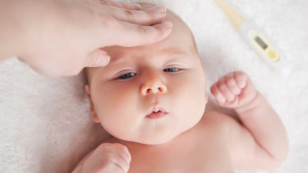 Trẻ nhỏ sau khi tiêm vắc xin bạch hầu thường bị sốt nhẹ