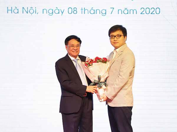  Tân tổng giám đốc Nguyễn Công Minh nhận những bó hoa chúc mừng