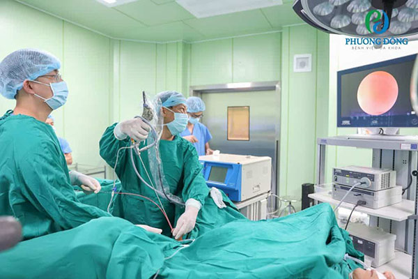 Cận cảnh ca tán sỏi nội soi ngược dòng Laser bằng ống mềm tại Bệnh viện Đa khoa Phương Đông