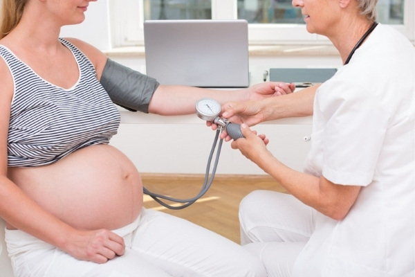 Trong mỗi lần khám thai bác sĩ đều kiểm tra huyết áp cho thai phụ