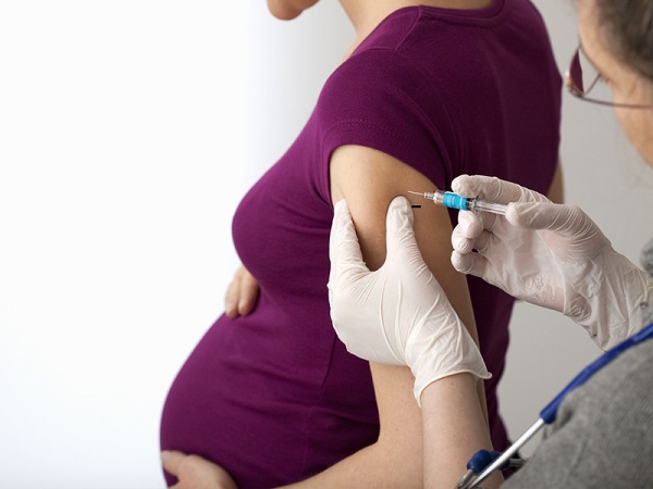 Tham khảo ý kiến bac sỹ về tiêm phòng khi mang thai