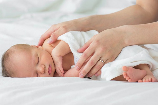 Cần thay đổi tư thế ngủ cho trẻ thường xuyên