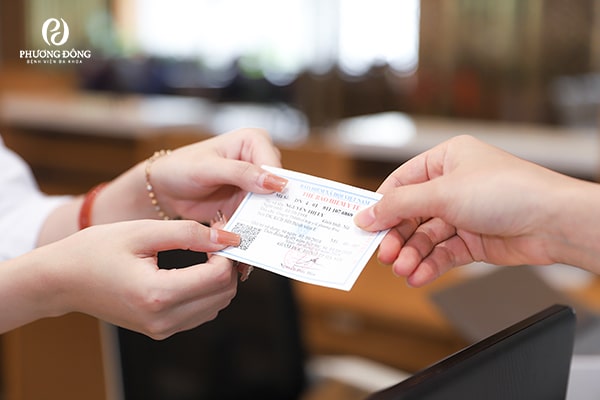 Khách hàng xuất trình thẻ bảo hiểm để làm thủ tục bảo lãnh viện phí tại BVĐK Phương Đông