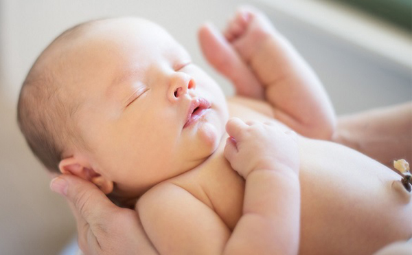Bằng cách đếm nhịp thở khi ngủ, cha mẹ có thể xác định được tình trạng của trẻ.