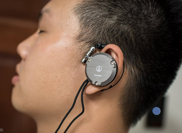 Đeo tai nghe bật âm lượng lớn thường xuyên là một thói quen xấu dẫn tới tình trạng ù tai.