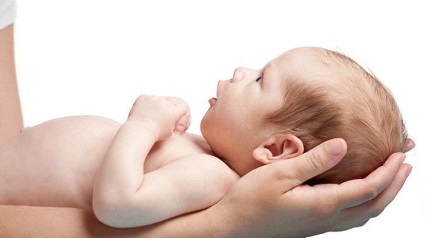 Thóp trẻ sơ sinh phồng lên bất thường là dấu hiệu cần lưu ý