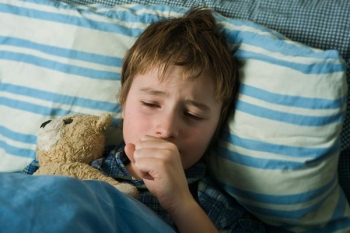 Cha mẹ cần làm gì khi trẻ ho nhiều về đêm nhưng không sốt?