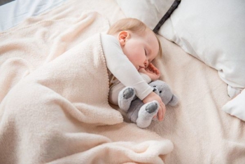 Trẻ sơ sinh ngủ không sâu giấc: Nguyên nhân và cách khắc phục