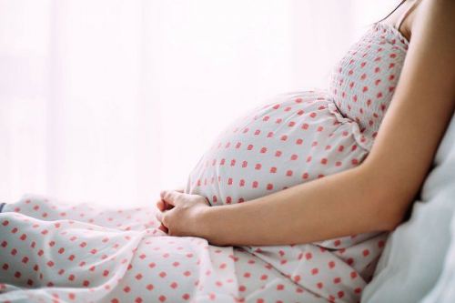 Bà bầu đau bụng trên gần ức nguyên nhân do đâu?