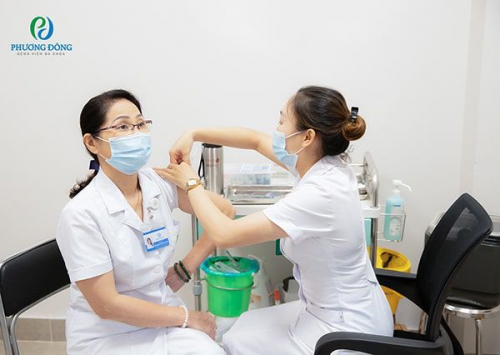 Bệnh viện ĐK Phương Đông tổ chức tiêm vắc xin Covid-19 cho toàn thể cán bộ nhân viên
