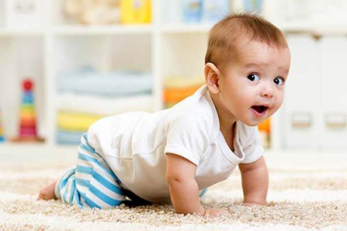 Trẻ mấy tháng biết bò? Dấu hiệu trẻ sắp biết bò