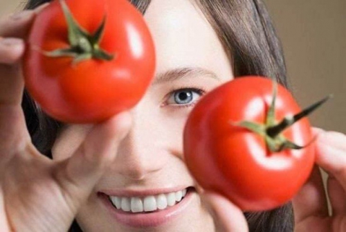 Cách làm trắng răng bằng cà chua đơn giản tại nhà