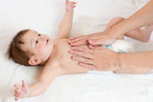 Trẻ sơ sinh sôi bụng đi ngoài cha mẹ cần làm gì?
