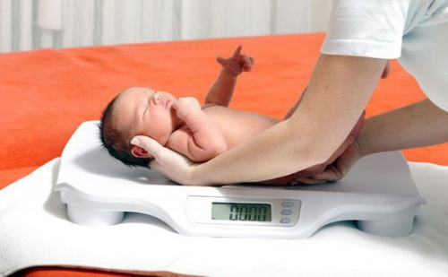 Cân nặng trẻ sơ sinh 1 tháng tuổi bao nhiêu là chuẩn?