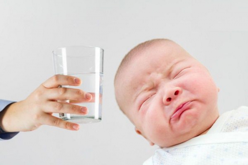 Giải đáp thắc mắc: Trẻ sơ sinh có nên uống nước?