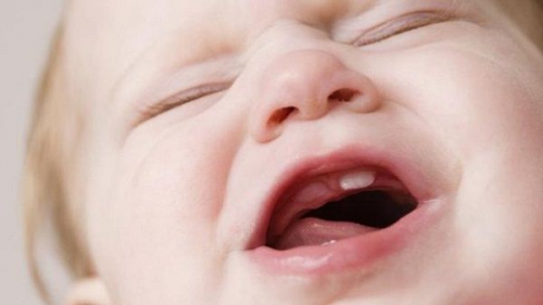 Mẹo dân gian an toàn giúp trẻ mọc răng không sốt