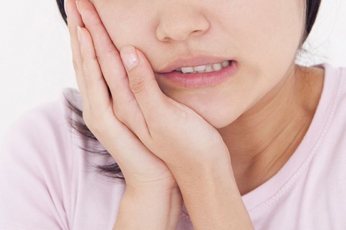 Nhổ răng khôn 2 tuần vẫn đau: Nguyên nhân và cách  khắc phục