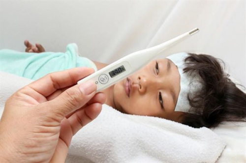 Trẻ bị sốt không rõ nguyên nhân phải làm sao? Cha mẹ cần làm gì cho trẻ?