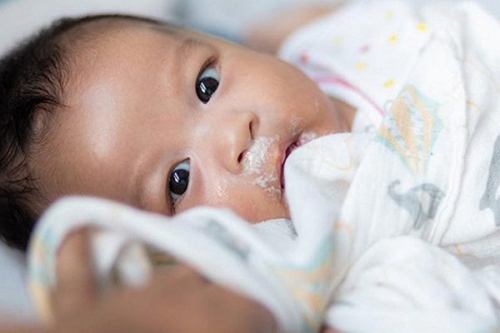 Trẻ ăn vào là bị nôn: Cha mẹ cần nắm vững các nguyên tắc xử lý để đảm bảo an toàn cho con