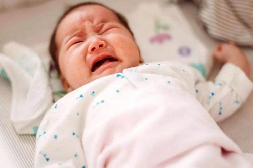 Trẻ sơ sinh ngủ ít hay quấy khóc có đáng lo ngại không?