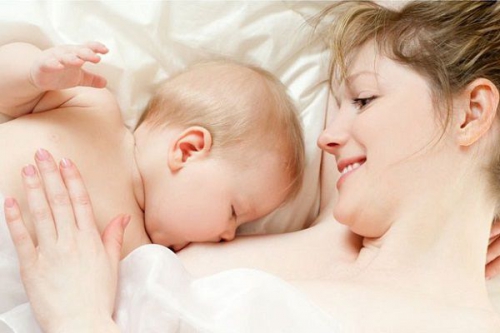 Trẻ sơ sinh 1 tháng tuổi uống bao nhiêu sữa là đủ?