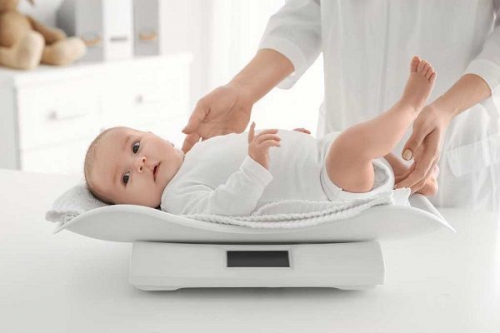 Trẻ sơ sinh 3 tháng tuổi nặng bao nhiêu kg? Chăm sóc bé 3 tháng tuổi đúng cách