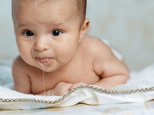 Cách xử lý trẻ sơ sinh bị sặc sữa mẹ nhất định phải biết