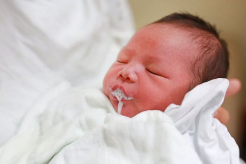 Trẻ sơ sinh hay bị trớ có nguy hiểm không? Cách xử trí hiệu quả