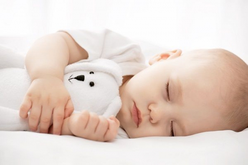 Trẻ sơ sinh nằm nghiêng khi ngủ có tốt không?