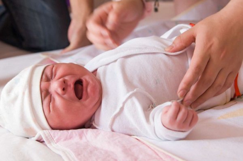Trẻ sơ sinh ngủ hay giật mình và hậu quả khó lường ba mẹ cần lưu ý