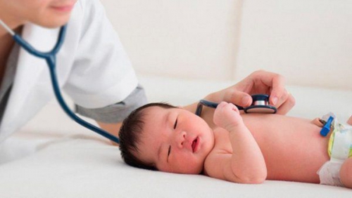 Trẻ sơ sinh thở khò khè có nghiêm trọng không, khắc phục thế nào?