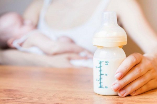 Nên cho trẻ sơ sinh uống bao nhiêu ml sữa một lần