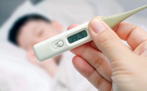 Trẻ sốt 39 độ có nguy hiểm không? Biện pháp khắc phục