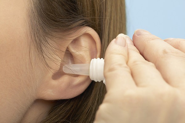 Điều trị viêm tai ngoài bằng thuốc nhỏ tai