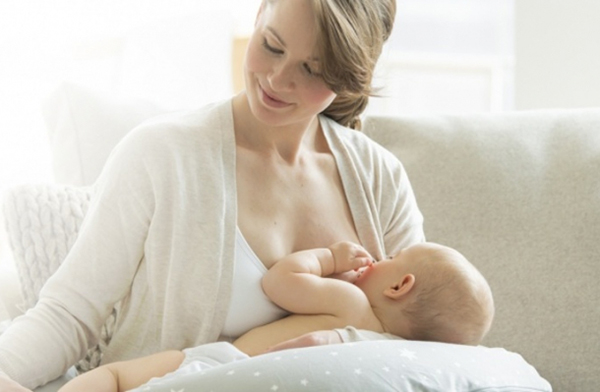 Bú mẹ nhiều hơn sẽ giúp trẻ sơ sinh tăng đề kháng, hạn chế thở khò khè.