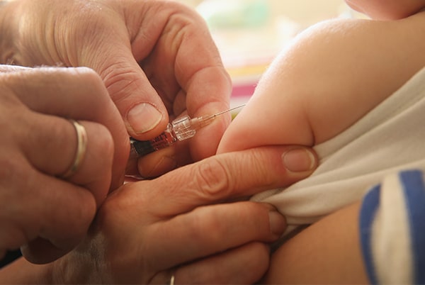 Có thể tiêm vắc xin MMR cho trẻ từ 6-12 tháng tại vùng có dịch