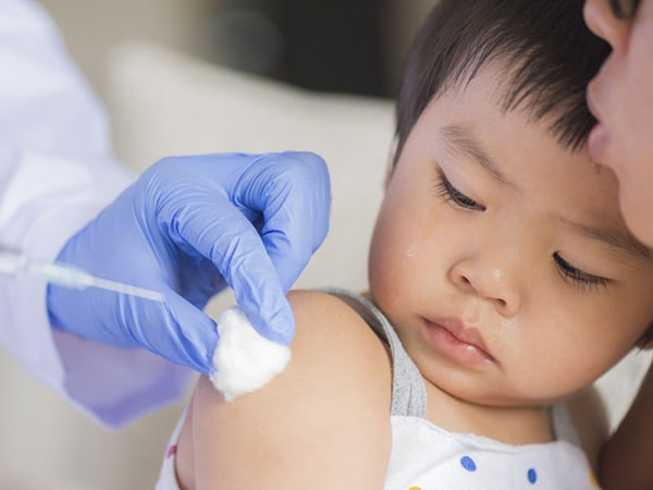 Cha mẹ cần lựa chọn cơ sở uy tín để tiêm vắc xin phế cầu cho con