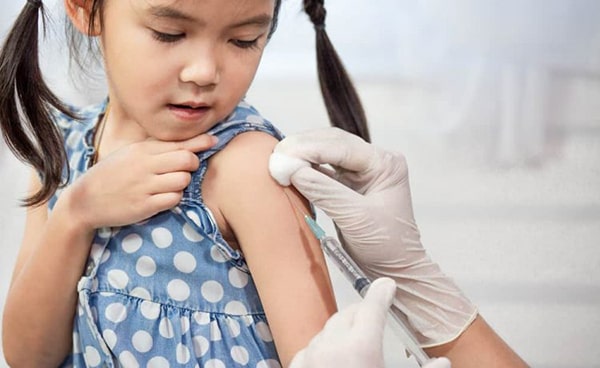 Tiêm vắc xin não mô cầu cho trẻ nhỏ