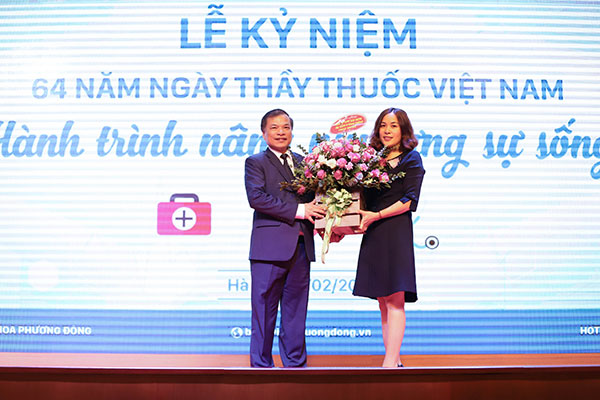 phó tổng giám độc tặng hoa chúc mừng ngày thầy thuốc Việt Nam