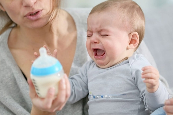 Sữa ngoài kết hợp nhiều dưỡng chất khiến trẻ bị bón