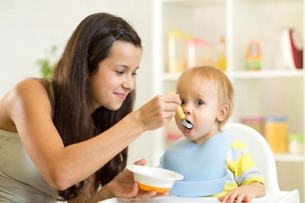chế độ ăn uống hợp lý giúp khắc phục tình trạng táo bón ở trẻ 7 tháng tuổi