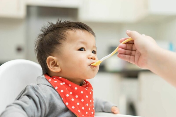Trẻ ăn dặm thiếu chất cũng khiến răng mọc chậm