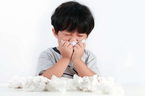 Dấu hiệu trẻ bị cảm lạnh thường bao gồm chảy nước mũi, hắt hơi, mệt mỏi, sốt, ho, nôn trớ