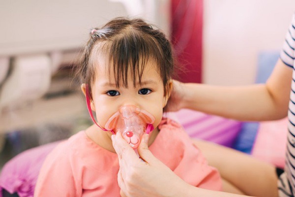 Bé bị cảm lạnh sổ mũi có thể gặp biến chứng viêm phổi nếu không được chăm sóc, điều trị đúng cách