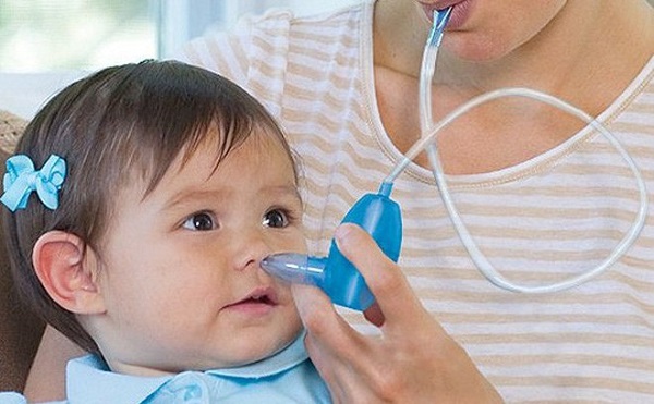 Khi bé bị cảm lạnh sổ mũi, bạn cần hút dịch mũi cho bé thường xuyên bằng dụng cụ chuyên dụng 