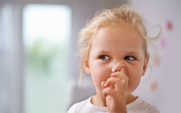cha mẹ cần cắt ngắn móng tay của trẻ thường xuyên để trẻ không ngoáy mũi, tránh gây xước mũi